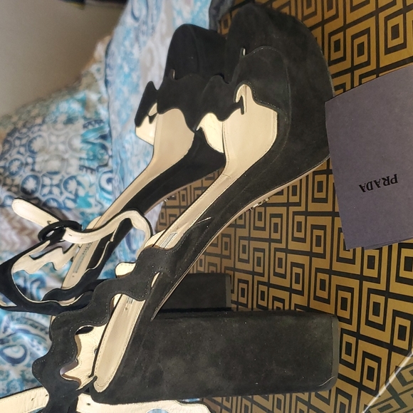 Black suede heel Prada - Picture 2 of 7